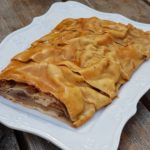 Strudel de manzana, clásico rollo aleman con una delgada masa rellena con manzanas, nueces y canela